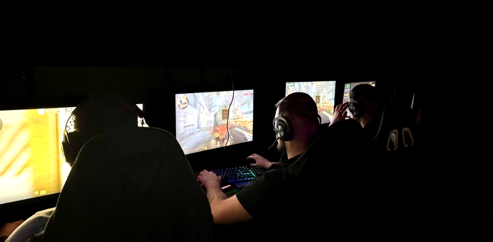 Гравці в CS2 у залі Cyberhub Львів